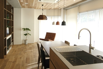 【提案型ＬＤＫ空間】オーダーキッチンと無垢のフローリング、バイオエタノール暖炉が印象的なＬＤＫ空間
